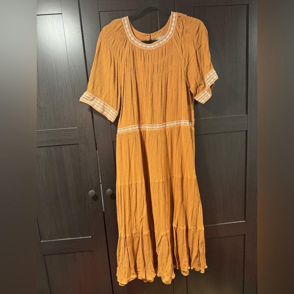 Daniel Rainn Gold and Cream Tiered Midi Sundress with Crew Neck